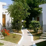 Отель Petit Village Эретрия