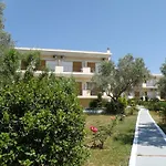 Отель Petit Village Эретрия